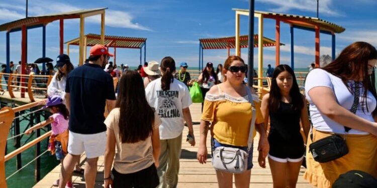Se registra gran afluencia de vacacionistas en Bahía de Kino y zona rural en Semana Santa