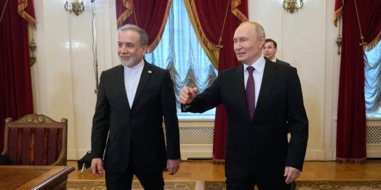Putin se reúne con canciller de Irán; ofrece «hacer todo lo posible» para lograr la paz en Medio Oriente