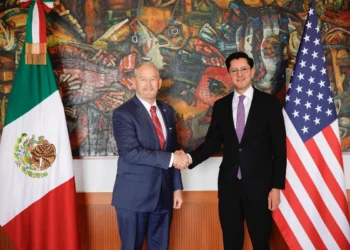 Canciller Roberto Velasco y embajador Ronald Johnson se reúnen para fortalecer agenda bilateral
