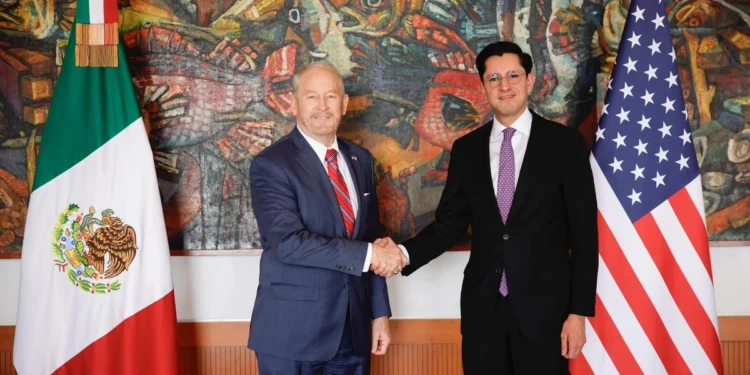 Canciller Roberto Velasco y embajador Ronald Johnson se reúnen para fortalecer agenda bilateral