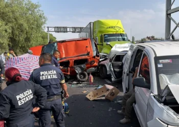 Carambola entre 10 vehículos en Circuito Exterior Mexiquense deja un muerto y 13 lesionados