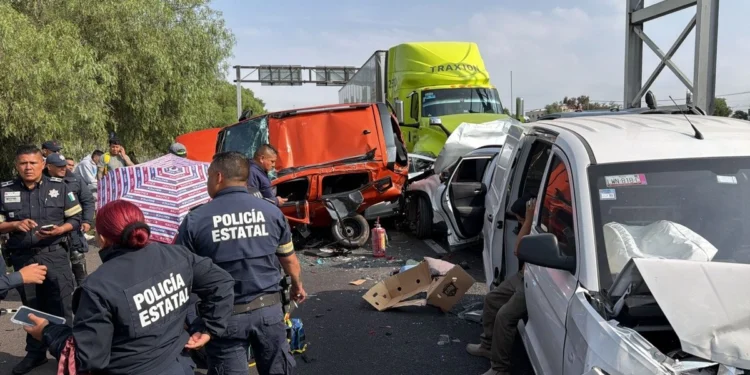 Carambola entre 10 vehículos en Circuito Exterior Mexiquense deja un muerto y 13 lesionados