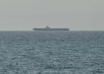 Comando Central de Estados Unidos presume paralizar comercio iraní; buques cruzan Ormuz