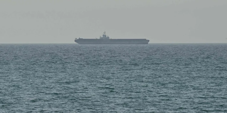 Comando Central de Estados Unidos presume paralizar comercio iraní; buques cruzan Ormuz