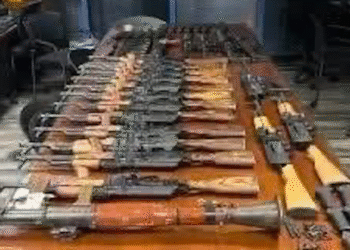 Mujer intenta cruzar todo un arsenal a México