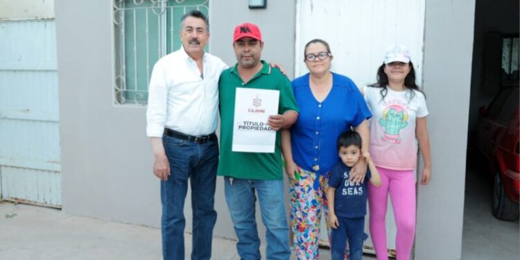 ENTREGA JAVIER LAMARQUE CERTEZA JURÍDICA A FAMILIAS DE LA CUAUHTÉMOC