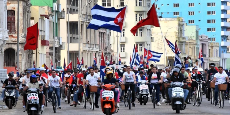 Miles de jóvenes cubanos participan en protesta contra el bloqueo de EU
