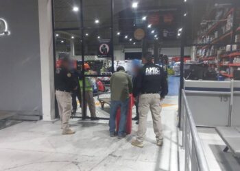 Autoridades de Salud de Sonora entregan a laboratorio especializado en Ciudad de México insumos para investigación de la FGJES