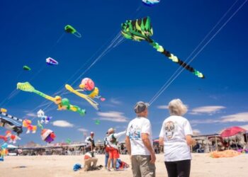 Viste Sky Fest de colores el cielo de Bahía de Kino con papalotes gigantes