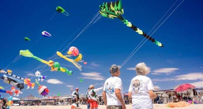 Viste Sky Fest de colores el cielo de Bahía de Kino con papalotes gigantes