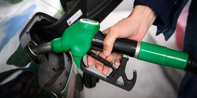 Gobierno y gasolineros fijan tope a precio del diésel de 28 pesos por litro