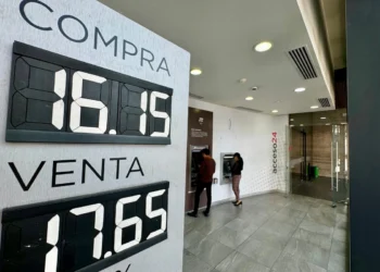 El peso logra su mayor repunte semanal desde 2024; $17.31 por dólar