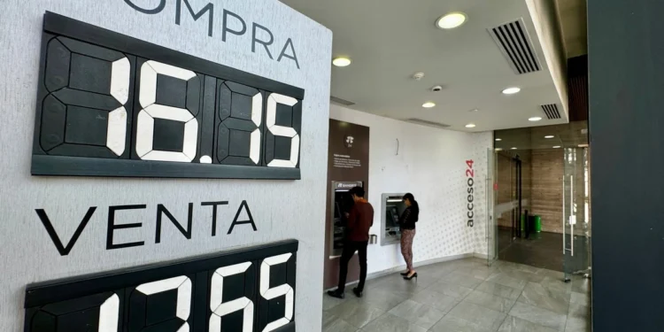 El peso logra su mayor repunte semanal desde 2024; $17.31 por dólar