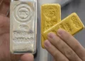 Oro y plata caen por alza del dólar y estancamiento de negociaciones entre EU e Irán
