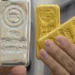 Oro y plata caen por alza del dólar y estancamiento de negociaciones entre EU e Irán
