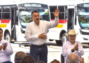 PORQUE ASÍ SE HACE CON BIENESTAR, ENTREGA GOBERNADOR DURAZO A PRESIDENTE LAMARQUE 15 NUEVAS UNIDADES DE TRANSPORTE PÚBLICO EN CAJEME