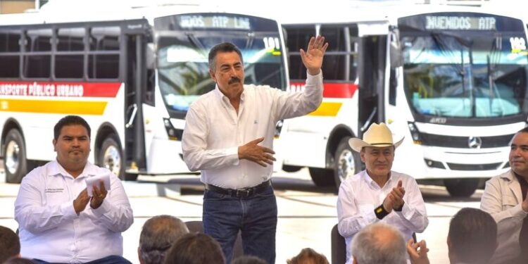 PORQUE ASÍ SE HACE CON BIENESTAR, ENTREGA GOBERNADOR DURAZO A PRESIDENTE LAMARQUE 15 NUEVAS UNIDADES DE TRANSPORTE PÚBLICO EN CAJEME