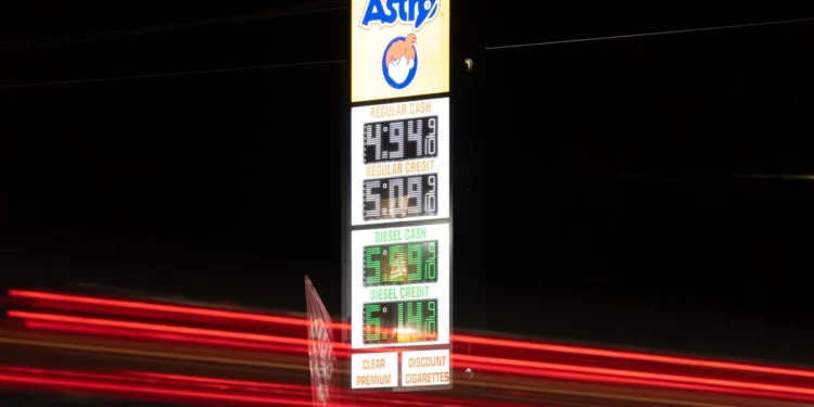 Sube gasolina en Estados Unidos a 4.23 dólares, máximo nivel en lo que va de la guerra con Irán