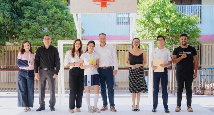 Suman Toño Astiazarán y Patty Ruibal a más de mil estudiantes de la Secundaria No. 24 en la prevención de adicciones