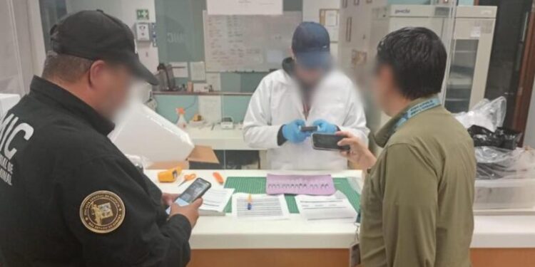Analizan en laboratorio especializado en la CDMX sustancias, medicamentos e insumos asegurados en clínica