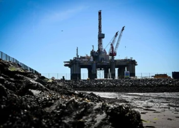 Petróleo cierra semana con fuertes alzas pese a volatilidad por guerra con Irán