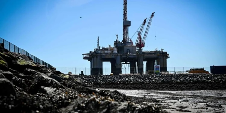 Petróleo cierra semana con fuertes alzas pese a volatilidad por guerra con Irán