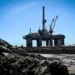 Petróleo cierra semana con fuertes alzas pese a volatilidad por guerra con Irán