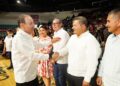 Jacobo Mendoza acompaña al Gobernador Alfonso Durazo en la Enrrega de Becas