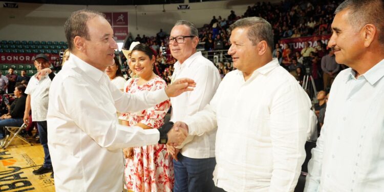 Jacobo Mendoza acompaña al Gobernador Alfonso Durazo en la Entrega de Becas