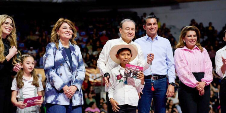 Avanza Sonora en educación: entrega Gobernador Durazo más de 4 mil becas a estudiantes de primaria