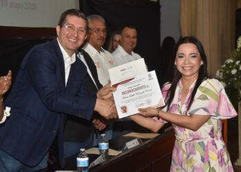 GALARDONAN A DOCENTES CON 20 AÑOS DE SERVICIO EN EL DÍA DEL MAESTRO
