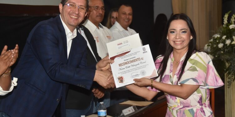 GALARDONAN A DOCENTES CON 20 AÑOS DE SERVICIO EN EL DÍA DEL MAESTRO