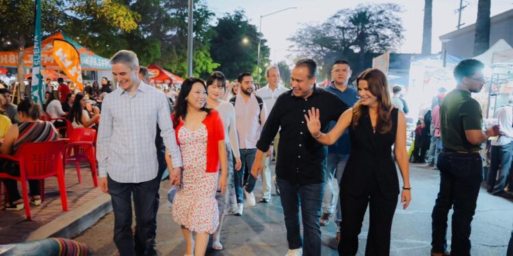 Recorren Toño Astiazarán y Patty Ruibal Centro Histórico en las Fiestas del Pitic