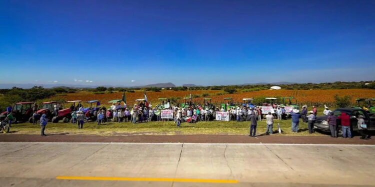Productores agrícolas inician concentración en Reforma; denuncian retenes en accesos a CDMX