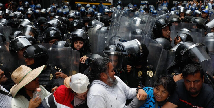 Impiden a maestros de la CNTE instalar su plantón en el Zócalo