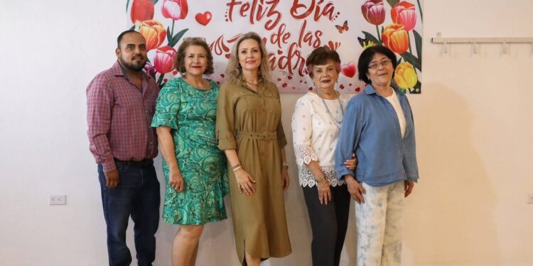 Celebran el Día de las Madres en el Centro Comunitario para el Adulto Mayor de Caborca