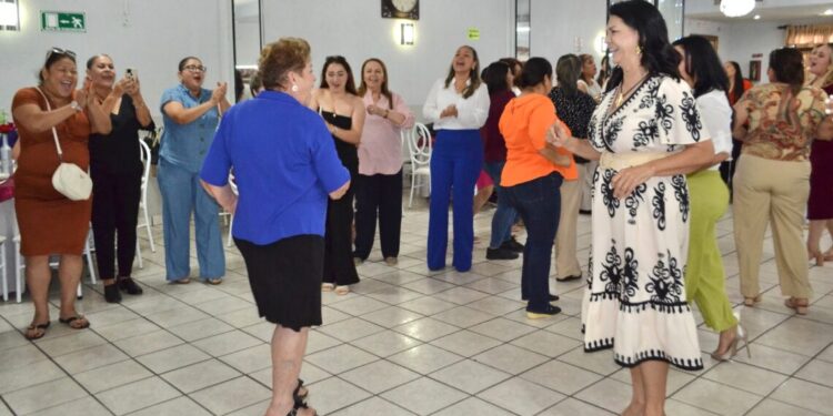 FESTEJA CON EMOTIVO EVENTO A MADRES CAJEMENSES LA DIP: ERNESTINA CASTRO