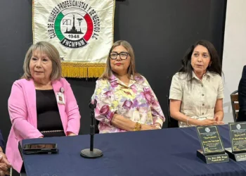 Asociación de Mujeres Profesionistas y de Negocios honra la labor de mujeres con décadas de servicio en SLRC