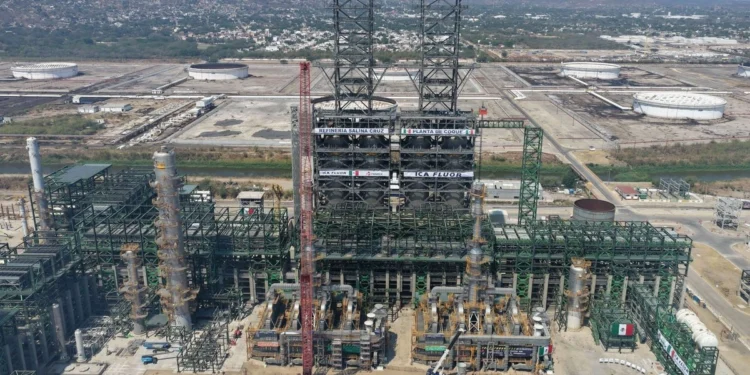Explosión de refinería en Salina Cruz dejó 6 heridos; no afectará abasto de combustible: Sheinbaum