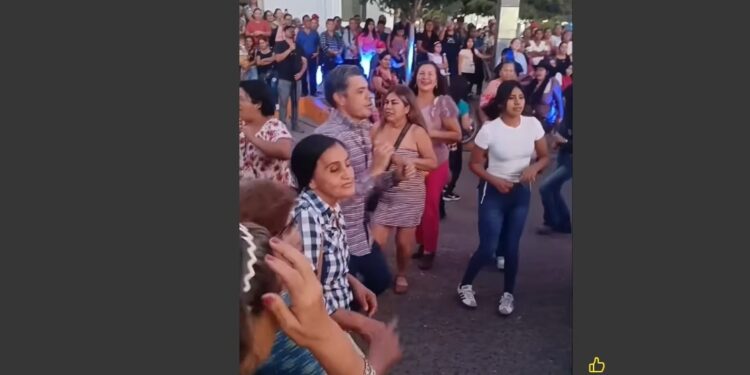 GRAN FESTEJO ANOCHE A LAS MADRES EN SU DÍA