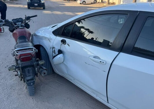 Choque entre motocicletas y automóvil deja un lesionado en Puerto Peñasco