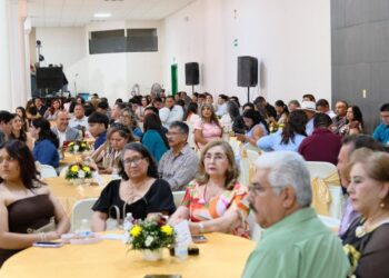 ¡FESTEJAN A LOS MAESTROS!