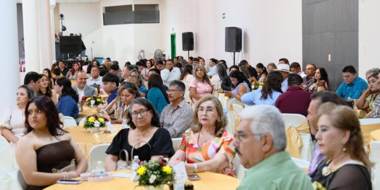 ¡FESTEJAN A LOS MAESTROS!