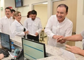 Gobernador Durazo impulsa capacitación a médicos con mil becas para fortalecer atención a la salud