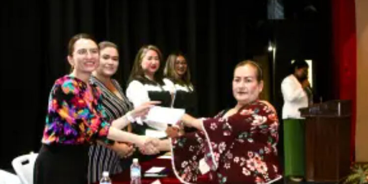 Entregan apoyos a 300 madres solteras en Nogales
