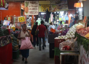 Leve mejoría de la confianza de los consumidores en abril
