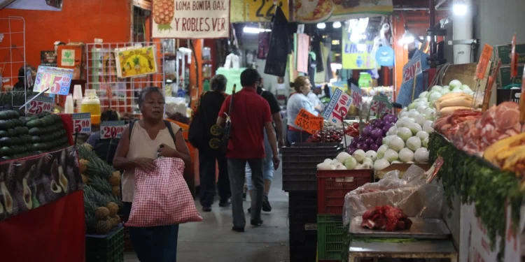 Leve mejoría de la confianza de los consumidores en abril
