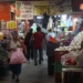 Leve mejoría de la confianza de los consumidores en abril