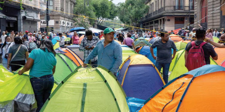 La CNTE desdeña diálogo, se planta en el Centro y asedia evento del Mundial