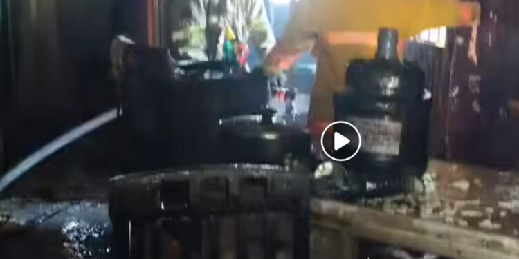 Incendio en lote baldío provoca daños en vivienda en Puerto Peñasco
